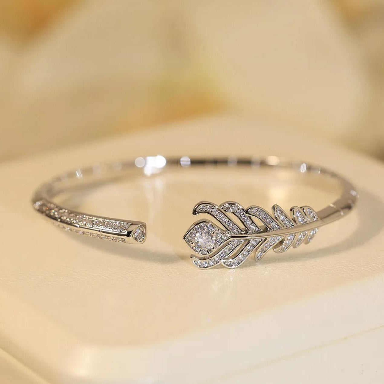 Feuillora — Silver Leaf Grace